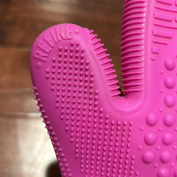 Sigma Makeup Brush Cleaner Glove - Picture 8 of 12